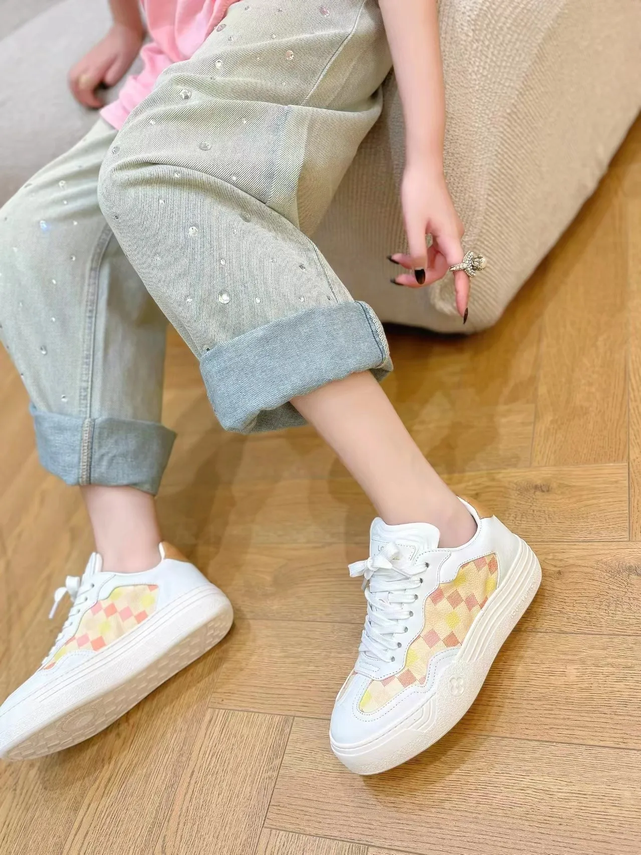 👟👟Ex-factory price 620👟👟Men's size +10 Same style for men and women🔥🔥𝐋𝐕 𝐃𝐢𝐬𝐜𝐨𝐯𝐞𝐫𝐲 2024 new sports shoes thick sole casual ❗️❗️ original purchase development and production LV Discovery lace-up shoes were unveiled at Louis Vuitton's fourth show. They are made of technical mesh fabric and metallic synthetic materials to create a streamlined design. Brand elements embellish the upper and lightweight rubber outsole, with technical shoelaces. Fabric: Original imported cowhide + technology mesh Inner lining: Original customized breathable mesh Sole: Original molded ultra-light rubber foam material Bottom thickness: 5.5CM Size: Women's 35-41 (41 customized), Men's 39-46, (45-46 customized)